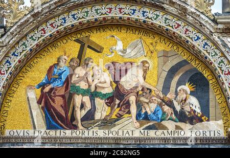 `s Markusdom aus der Nähe, Venedig, Italien. Es ist das Wahrzeichen Venedigs. Schönes Luxus-Mosaik-Portal, Bild von Christus und christlichem Kreuz. Details Stockfoto